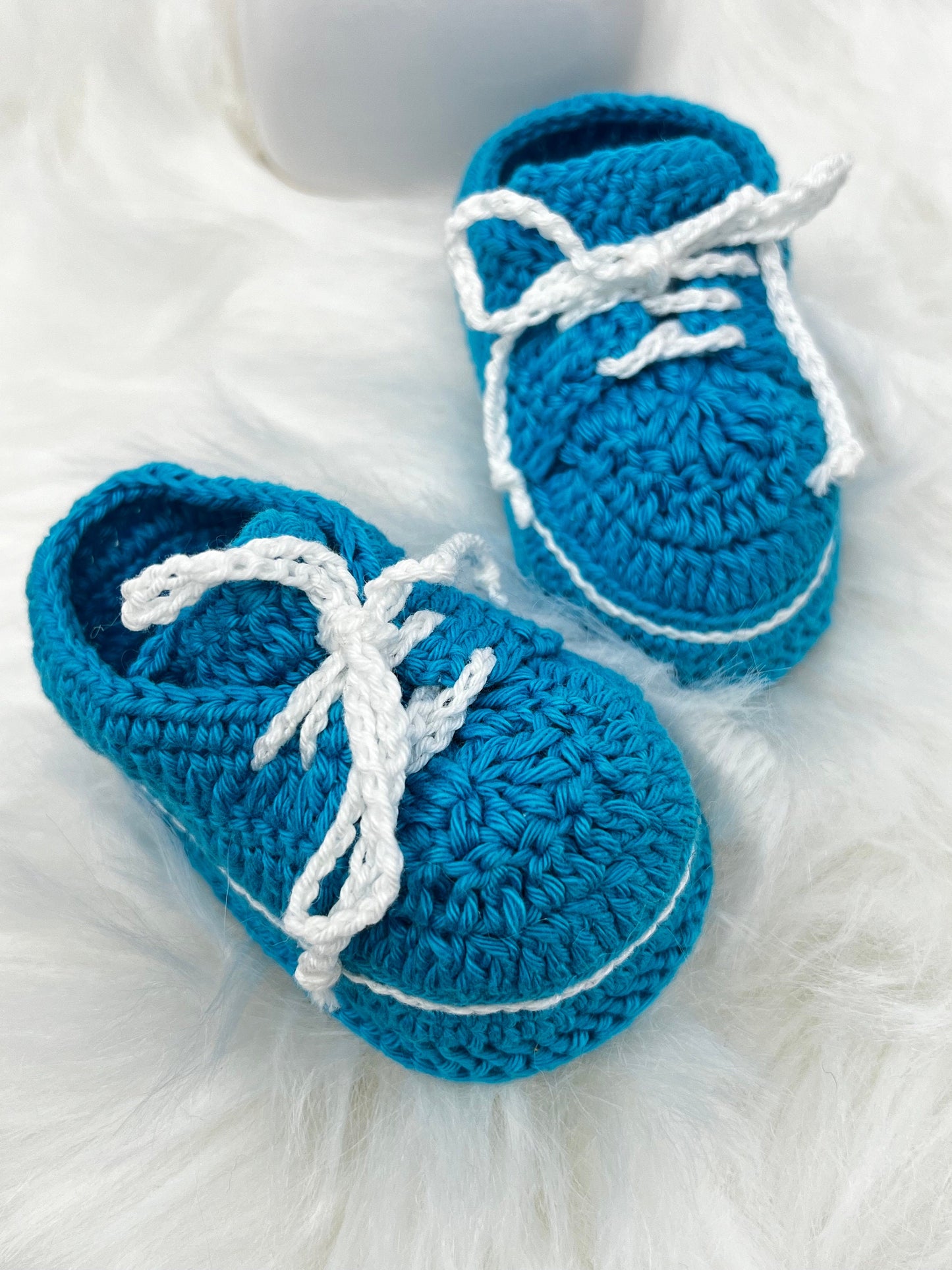 6 Zapatitos de Bebé Azules Hechos a Mano en crochet, cada uno es un hermoso regalo especial para recién nacido