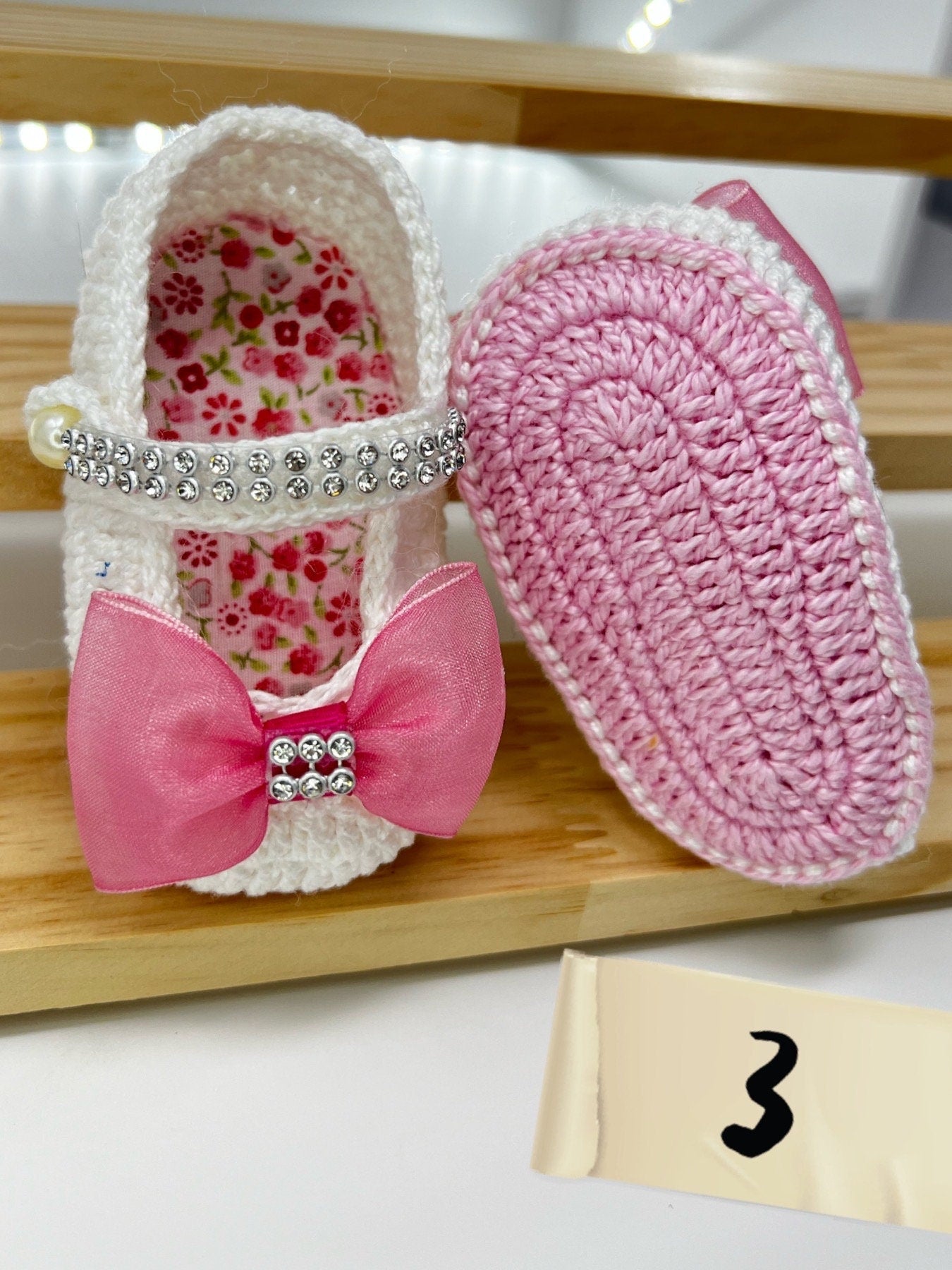 Zapatitos de Bebé Blancos Hechos a Mano en crochet, cada uno es